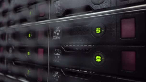 데이터 센터 의 방에 많은 하드 드라이브가있는 스토리지 랙. Hdd 사타 — 비디오