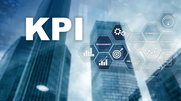 KPI - Βασικός δείκτης απόδοσης. Επιχειρηματική και τεχνολογική έννοια. Πολλαπλή έκθεση, ανάμεικτα μέσα. Χρηματοοικονομική έννοια σε θολή φόντο — Φωτογραφία Αρχείου