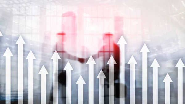 Gráfico de flecha hacia arriba sobre fondo de rascacielos. Concepto de inversión y crecimiento financiero. —  Fotos de Stock