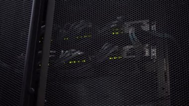 Sunucu odasında karanlık. Yanıp sönen yeşil sunucu lambası Led. Ağ ethernet anahtarı.