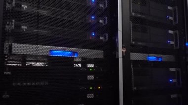 Dark Server raf. Hareket atışı. Mavi ışık süper bilgisayar.