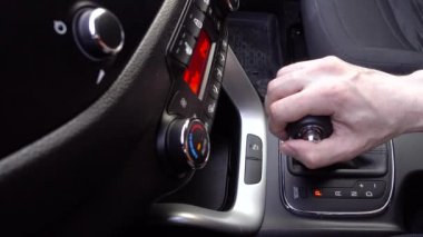 Adam vites, otomatik şanzıman. Yakın çekim 4k.