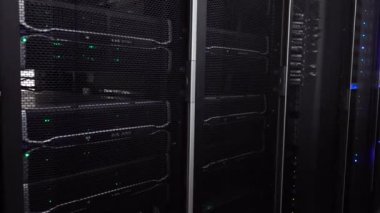 Internet telekomünikasyon teknolojisi, büyük veri depolama, bulut bilgi işlem bilgisayar hizmeti iş konsepti: mavi ışıkta veri merkezinde sunucu odası iç. Karanlık sunucu odası.