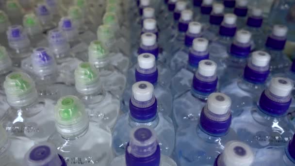 Chiudi Bottiglie di plastica con acqua, tappi bevande — Video Stock