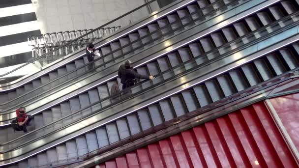 RUSIA, MOSCÚ, SVO - 25 de abril de 2019: Personas en escaleras mecánicas. Escalera Airoport en tiempo real. El video contiene moire. Editorial — Vídeo de stock