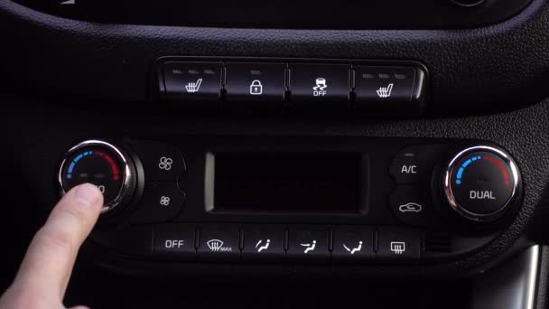 Man hand Close up justerar temperaturen i bilen. 4K — Stockvideo