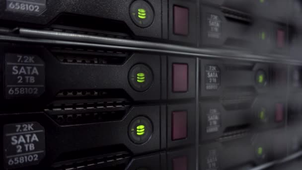 I server impilano con dischi rigidi in un datacenter per il backup e l'archiviazione dei dati. Un colpo ravvicinato. Blink led verde . — Video Stock