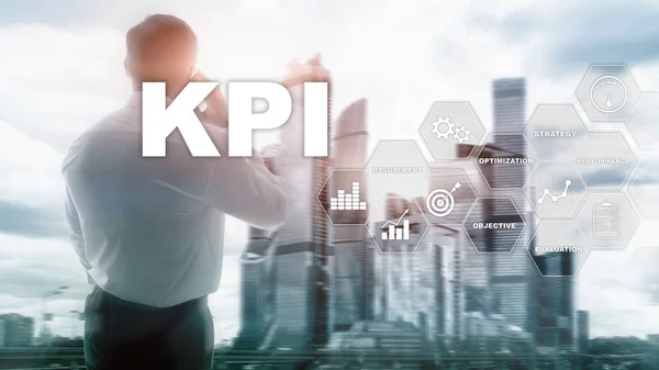 KPI - Βασικός δείκτης απόδοσης. Επιχειρηματική και τεχνολογική έννοια. Πολλαπλή έκθεση, ανάμεικτα μέσα. Χρηματοοικονομική έννοια σε θολή φόντο — Φωτογραφία Αρχείου