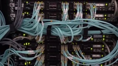 Rusya, Moskova - 30 Nisan 2019: Optik sunucu. Komütatör. yanıp sönen ışıklar. Optik fiber. Bilgisayarı büyük veri merkezindeki bir rafta sever. Editoryal