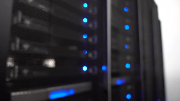 Data Center, serverruimte in een wazige achtergrond. Knipperende blauwe LED-ligts. Handheld schieten, geen stabilisatie. — Stockvideo