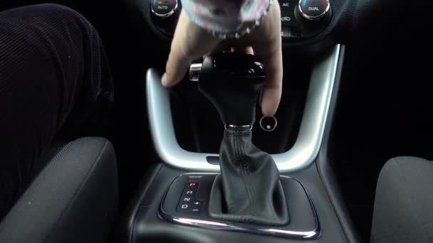 Homme vitesse de déplacement, Gros plan de la main sur la vitesse moderne automatique. — Video