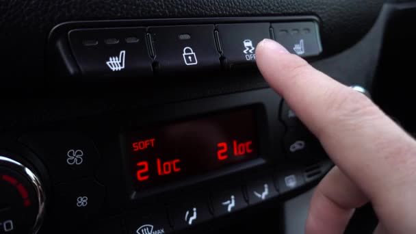Hand drückt Taste am Auto deaktiviert Stabilisierung: Traktionskontrolle ausgeschaltet. — Stockvideo