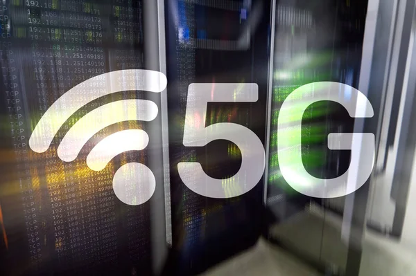 Сеть 5G, интернет 5G на цифровом фоне. Концепция интеллектуальной коммуникационной сети. — стоковое фото