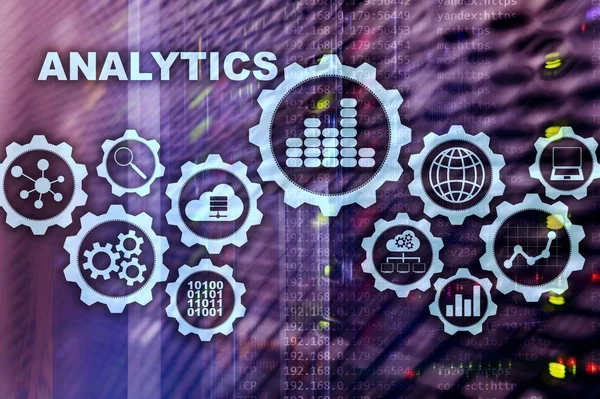 Concept d'analyse technologique sur écran virtuel. Big data avec des icônes graphiques sur une interface d'écran numérique et un fond de salle de serveurs — Photo