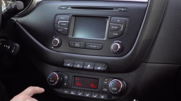 Regulación de la temperatura en el coche. 4K. Video tiene un resplandor del sol y el panel parpadeante — Vídeo de stock