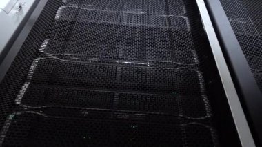 Modern veri merkezi. Hareket kamerası. Süper. Alt görünüm.