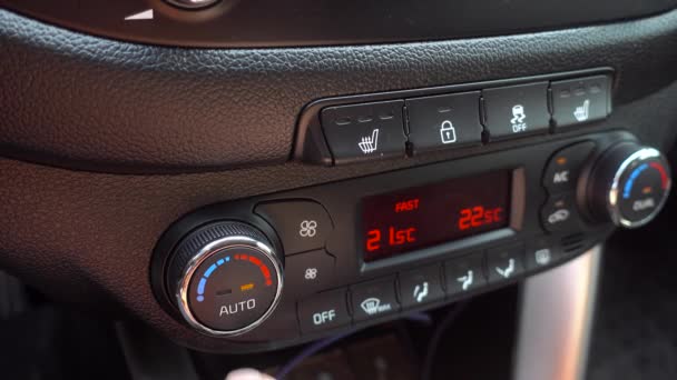 Ρύθμιση της θερμοκρασίας στο αυτοκίνητο. 4K. το βίντεο έχει αντανάκλαση από τον ήλιο και τον πίνακα τρεμοπαίγματος — Αρχείο Βίντεο