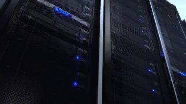 Computer Server, mavi ışık alarmı ile veri merkezi odasında rafa monte edin. alt görünüm. Sunucu alt görünümü statik video.