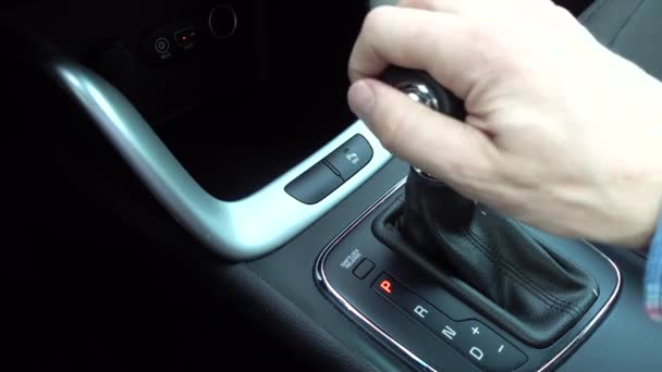 Muž řazení, Detailní záběr ruky na automatické moderní převodovky. — Stock video