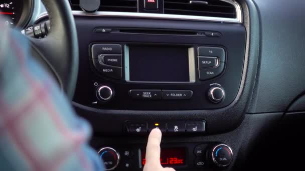 Hand drückt den Türschloss-Knopf im Auto. — Stockvideo