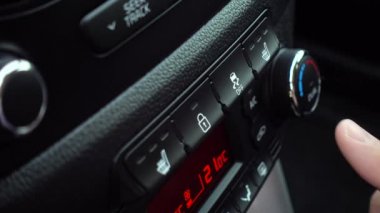 Çekiş Kontrol Sistemi kapalı. Araçsabitlemeyi devre dışı bırakma düğmesine basarak parmak basma.