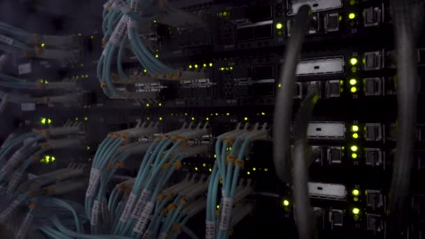 Fermez le câble à fibre optique. Serveurs racks. Clin d'oeil 