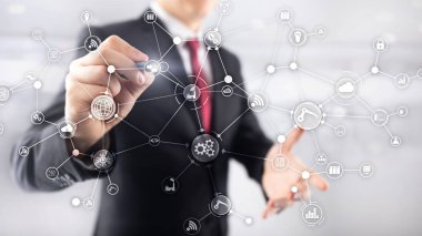 Sanal ekranda teknoloji endüstriyel iş akışı organizasyon yapısı. IOT akıllı endüstri konsepti karışık medya diyagramı.