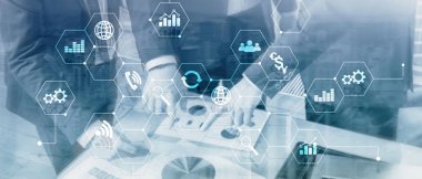 Çift Pozlama karışık ortam. Diyagramları ve hologram ekranda simgeler. İş adamları ve arka plan üzerinde modern şehir