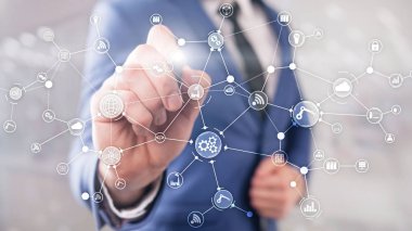 Sanal ekranda teknoloji endüstriyel iş akışı organizasyon yapısı. IOT akıllı endüstri konsepti karışık medya diyagramı.