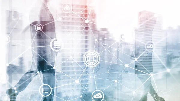 TIC - tecnología de la información y las telecomunicaciones e IOT - internet de las cosas conceptos. Diagramas con iconos en los fondos de la sala de servidores —  Fotos de Stock