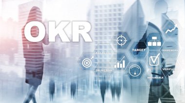 OKR - nesnel anahtar sonuç kavramı. Sanal bir ekranda karışık ortam. Proje yönetimi.