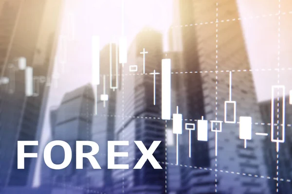 Торговля Forex, финансовые свечи и графики на размытом фоне бизнес-центра — стоковое фото
