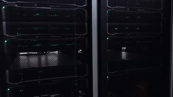 Dark modern werkende data servers met knipperende LED groene lichten. — Stockvideo