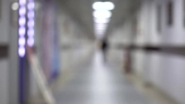 Uzun bulanık koridor, modern bina iç mekanları. Ofis koridoru konsepti.