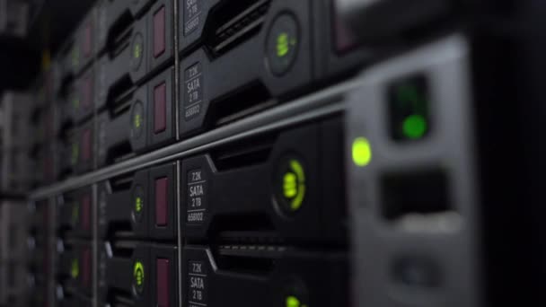 Servidor de datos rack con muchos discos duros y lámparas led verdes parpadear — Vídeos de Stock