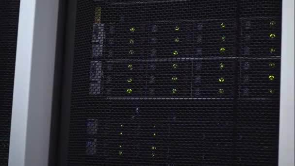 Blade Server in rack cluster harde schijven opslag in Internet datacenter ruimte. Knipperen LED. — Stockvideo