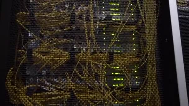 黄色的光缆关闭。 服务器机架闪烁导致绿色. — 图库视频影像