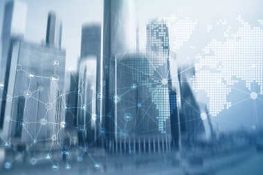 Çift Pozlama karışık ortam. Hologram ekranda diyagramları, simgeler ve ilişkileri yapısı. İş adamları ve arka plan üzerinde modern şehir.