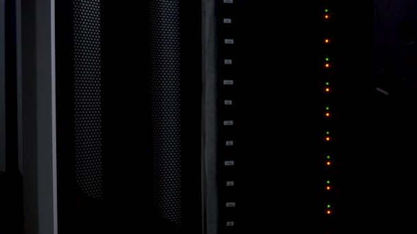 Plan rapproché dans la salle des serveurs : Insides of the Working Server Rack. Clin d'oeil Led orange et vert .