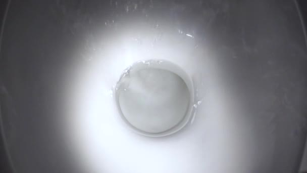 Spola vatten i toaletten i närbild slow motion 250fps. — Stockvideo