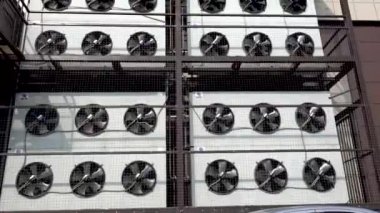 Moskova, Rusya-30 Mayıs 2019: Klima bıçakları döndürüyor. Endüstriyel klima sistemi. Editoryal