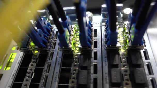 Москва, Росія-Червень 05, 2019: Задня сторона сучасної серверні стійки. Сервери робочих даних центру з жовтим кабелем — стокове відео