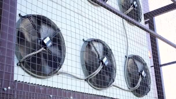 Klima ünitesi fan ı döner. Duvarda endüstriyel klima sistemi açık havada