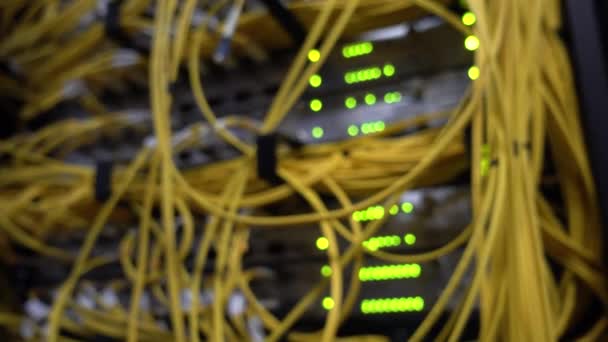 电信宽带光纤黄色电缆。数据中心机架。闪烁绿色 LED 灯 模糊超级计算机. — 图库视频影像