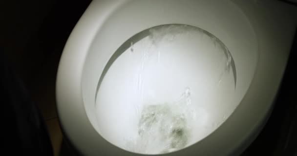 Toilettenspülung Nahaufnahme 4k 50fps. Toilettenschüssel mit fließendem Wasser — Stockvideo