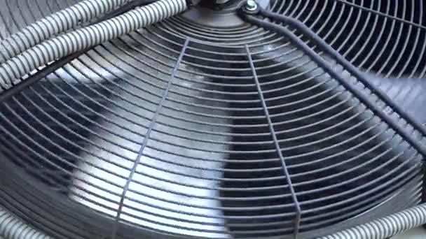 Вращающийся вентилятор холодильника - система охлаждения — стоковое видео