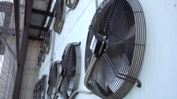 Airconditioner unit ventilator roteren. Industrieel aircosysteem — Stockvideo