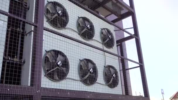 Unidad de aire acondicionado ventilador giratorio. Sistema de aire acondicionado industrial — Vídeos de Stock