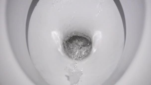 Spoelwater in het toilet in de close-up slow motion 250fps. video bevat ruis — Stockvideo