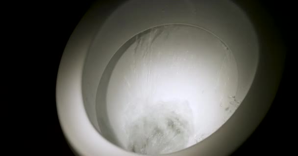 Toalettspolning närbild 4K 50fps. Toalett skål med rinnande vatten — Stockvideo